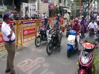 மாஸ்க் போடாவிட்டால் அபராதம் மட்டுமல்ல.. முகக்கவசமும் தந்து அசத்தும் கரூர் போலீஸ் - வீடியோ
