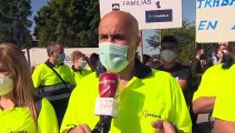 Unos 500 trabajadores de empresas auxiliares de Nissan rodean la planta de Zona Franca