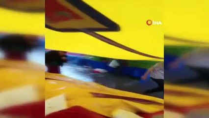 İzmir'de cadde ve sokaklar yağış nedeniyle göle döndü