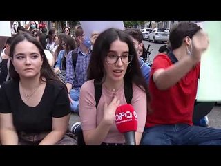 Ora News - Maturantët në protestë gjuajnë me vezë MASH: "Besa, na preve në besë!