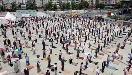 Bağcılar Meydanı’nda cuma namazı kılan yüzlerce kişi böyle görüntülendi