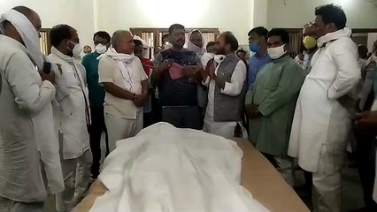 जौनपुर में सपा नेता के निधन के बाद श्रद्धांजलि देने वालों का लगा ताता