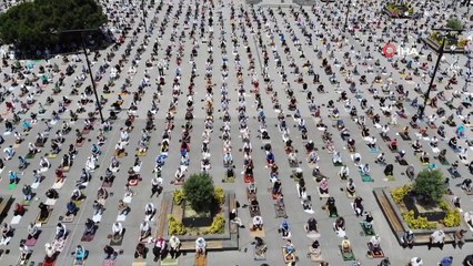 Esenyurt Meydanı'nda binlerce kişi Cuma namazında buluştu