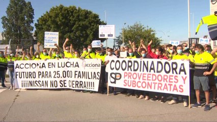 Video herunterladen: Unos 500 trabajadores de empresas auxiliares de Nissan rodean la planta de Zona Franca