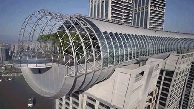 Le gratte-ciel horizontal chinois ouvre un pont d'observation à fond de verre, à près de 250 m du sol