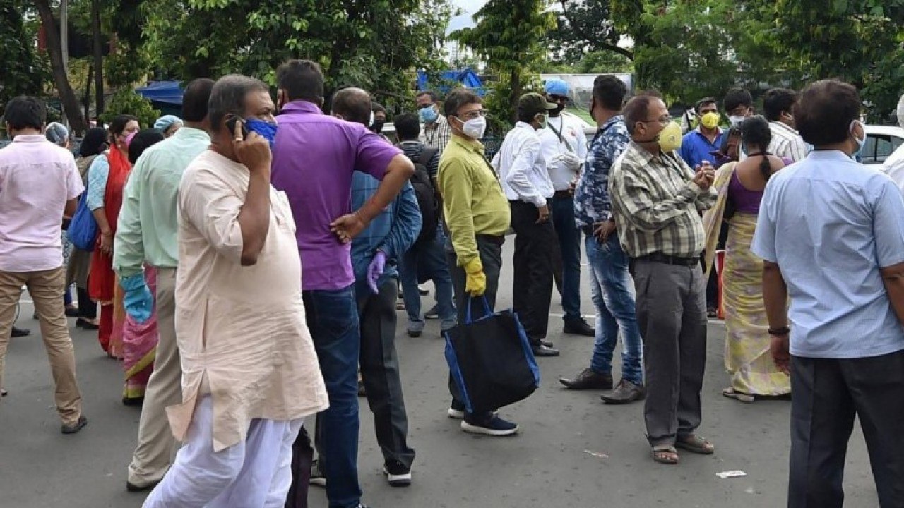 Karnataka MP inaugurates bridge while crowd flouts social distancing norms