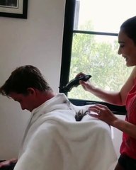 லாக்டவுனில் கணவருக்கு முடி வெட்டிவிட்ட பிரபல நடிகை..  க்யூட் வீடியோ