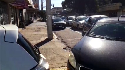 Carros fazem fila para coleta de exame da Covid-19 em laboratório particular