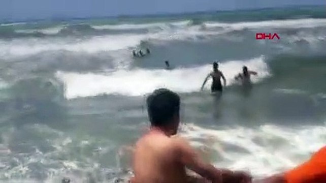 Serinlemek için denize giren kadın rip akıntısına kapılarak boğulma tehlikesi geçirdi