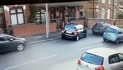 Une femme n'arrive pas à se garer et crée un carnage d'accidents