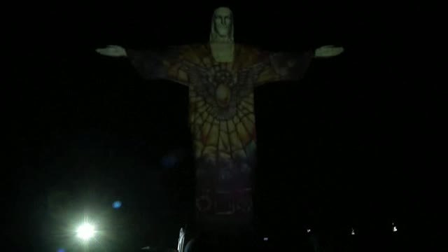 El Cristo Redentor se ilumina con alfombras florales para celebrar el Corpus Christi