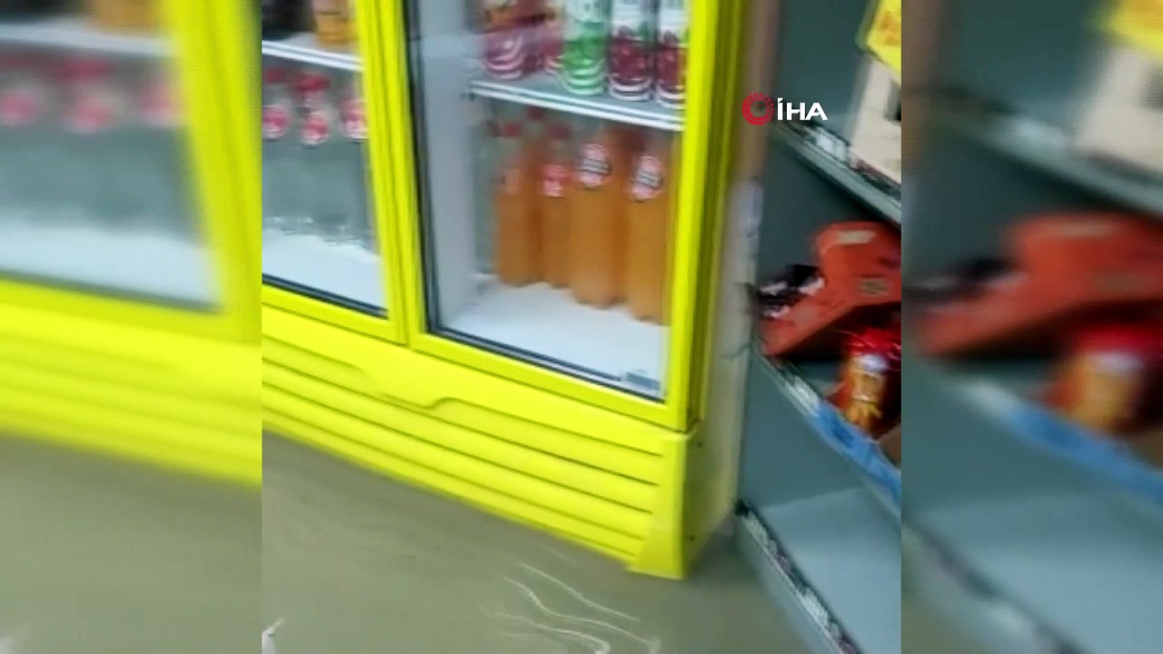 Susurluk'ta sağanak yağış...İş yerlerini su bastı, araçlar suya gömüldü