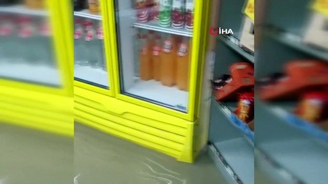 Susurluk'ta sağanak yağış...İş yerlerini su bastı, araçlar suya gömüldü