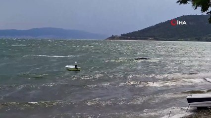 Gemileri bile sürükleyen fırtınada jet ski ile dalgalara meydan okudu