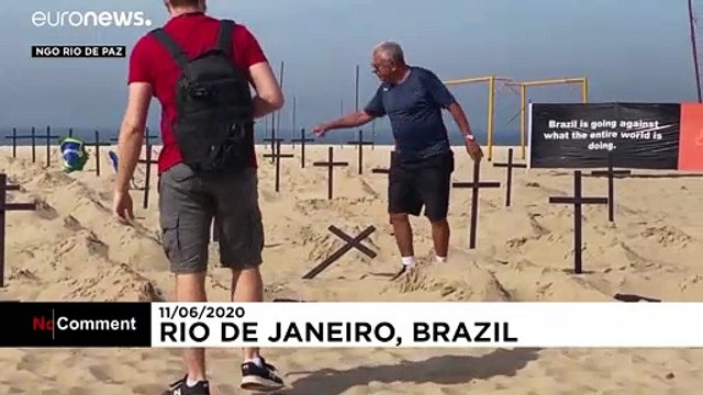 Kreuze an der Copacabana: Protest gegen Bolsonaros Corona-Politik