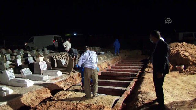 Tunus açıklarında batan göçmen teknesinde ölenler toprağa verildi - SAFAKS