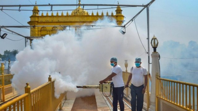 As coronavirus spreads, chorus to relock India grows