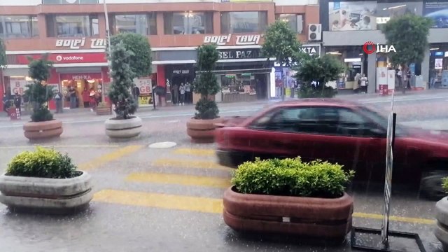 Bolu’da, aniden bastıran şiddetli yağmur ve dolu etkili oldu