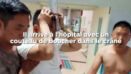 Il arrive avec un couteau de boucher planté dans le crâne