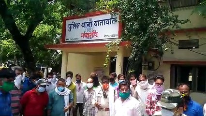 मंदसौर यातायात पुलिस ने रिक्शा चालक को बताया की कोरोना में सवारी कैसे बैठाये