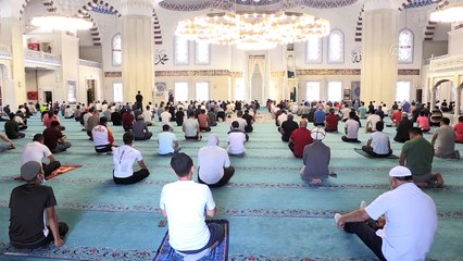 Kırgızistan'da karantina sonrası ilk cuma namazı kılındı - BİŞKEK