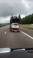 Ce camion transporte des voitures incroyables sur l'autoroute