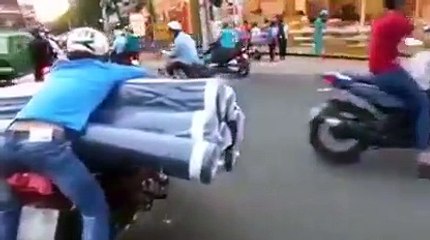 Un livreur de tapis en scooter plutôt efficace