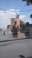 Spectacle de lancer de couteaux au feu rouge... ça mérite bien un billet