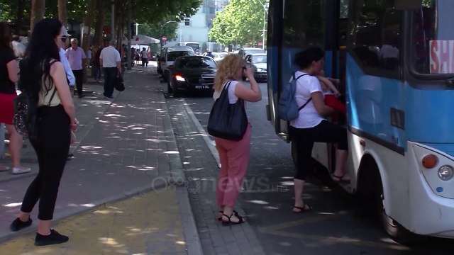 Ora News - Autobusët ndezin bllokazhin, transporti nuk rifillon nëse nuk plotësohen kërkesat