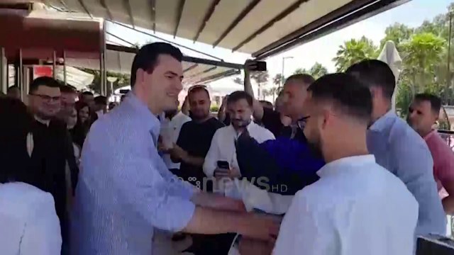 Ora News - Basha surprizohet në Vlorë, një tufë me lule dhe tortë për 46-vjetorin e lindjes