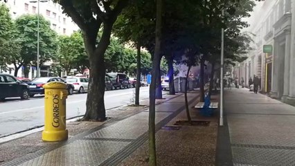 Ertzainas sofocan el fuego de un contenedor en San Sebastián