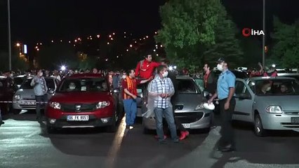 Kayserisporlu vatandaşlar araçlarında maçı izlemenin keyfini çıkardı