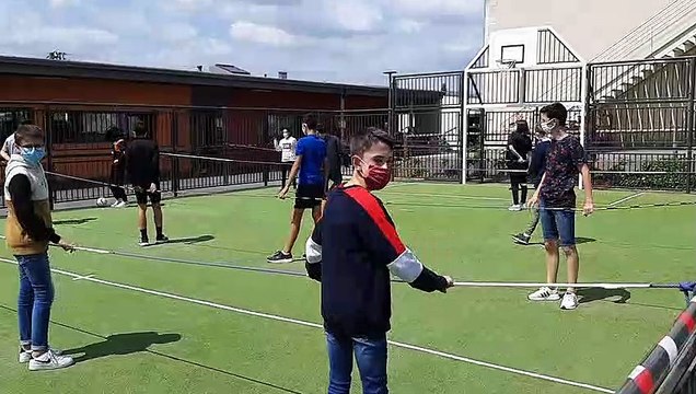 Au collège Saint-Joseph de Cossé-le-Vivien, les élèves font des parties de baby-foot humain afin de respecter les gestes barrières