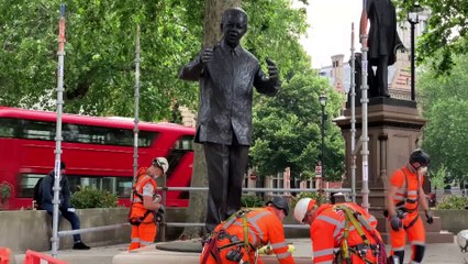 Gandhi ve Mandela’nın Parlamento Meydanında bulunan heykelleri korumaya alındı (1) - LONDRA