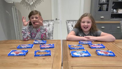 Sophia e Alice Saboreando Tortinhas de Doces