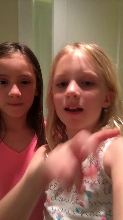 Sophia e Isabella Brincando a Noite Vídeo 2