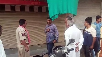 स्वर्णकार की दुकान से लाखों के जेवरात पार, लोगों ने पुलिस के सामने जताया गुस्सा