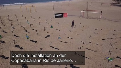 Bolsonaro-Anhänger stößt Kreuze für Corona-Tote um