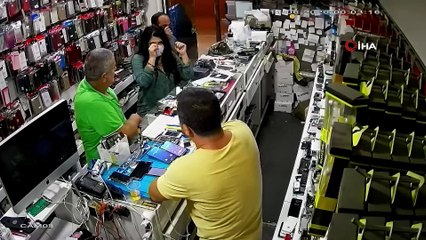Kaşla göz arasında 6 bin TL'lik telefonu böyle çaldılar