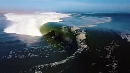 Sport : Un surfeur surf la même vague pendant un long moment