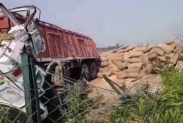 तेज अफ्तार ट्रक डिवाइडर से टकराया, चालक हुआ गंभीर रूप से घायल