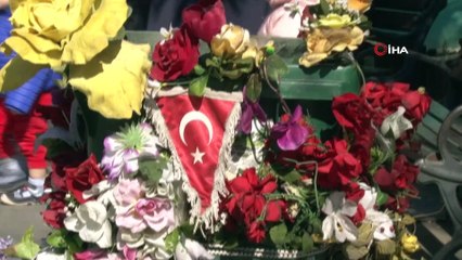 Sokakları çiçeklerle süslediği kovasıyla temizliyor