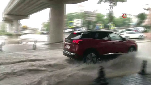 Başkent'te sağanak yağış sele döndü