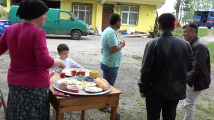 Kazada çiçeklerine çarpıp zarar veren ailenin yardımına koştu