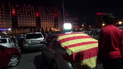 Kayseri'de araçlarla açık havada maç keyfi