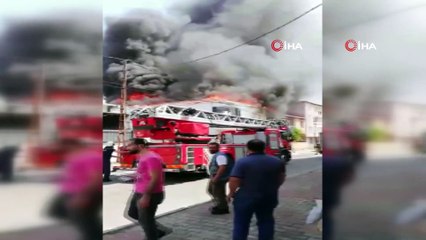 Sultanbeyli’de 3 binanın çatısının alev alev yandığı anlar kamerada