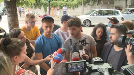 LIVE/ Maturantët vijojnë protestën