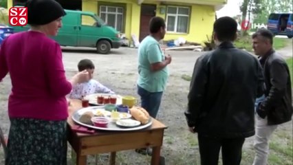 Kazada çiçeklerine çarpıp zarar veren ailenin yardımına koştu