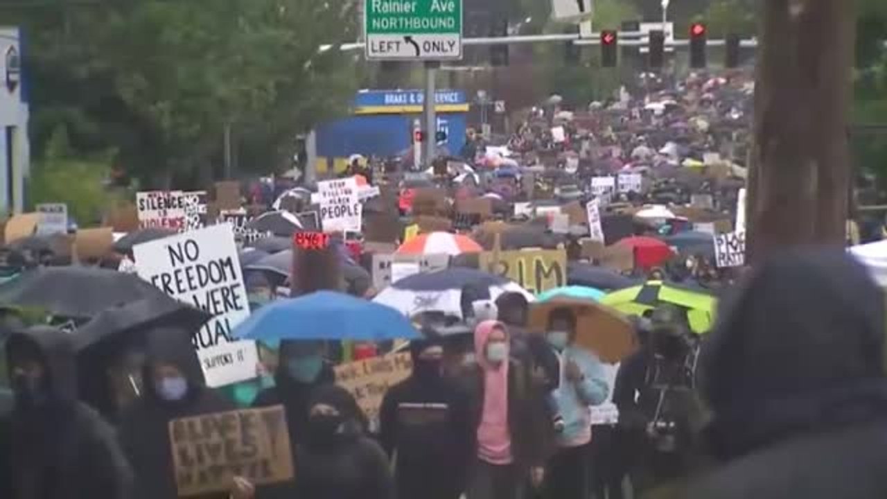 Cientos de personas participan en una marcha silenciosa contra el racismo en Seattle