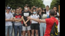 Maturantët sërish protestë/Ngjitur me njëri- tjetrin  pa maska bllokojnë rrugën te ministria Arsimit